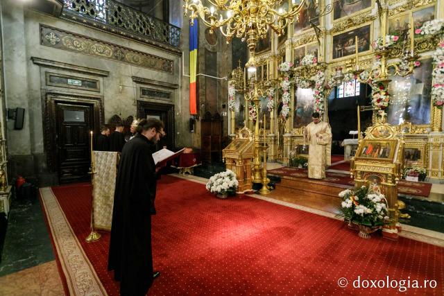 (Foto) Sfânta Liturghie în cea de-a cincea zi de pelerinaj la moaștele Sfinților Parascheva și Paisie (Foto) Sfânta Liturghie în cea de-a cincea zi de pelerinaj la moaștele Sfinților Parascheva și Paisie