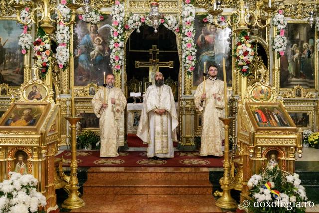 (Foto) Sfânta Liturghie în cea de-a cincea zi de pelerinaj la moaștele Sfinților Parascheva și Paisie (Foto) Sfânta Liturghie în cea de-a cincea zi de pelerinaj la moaștele Sfinților Parascheva și Paisie