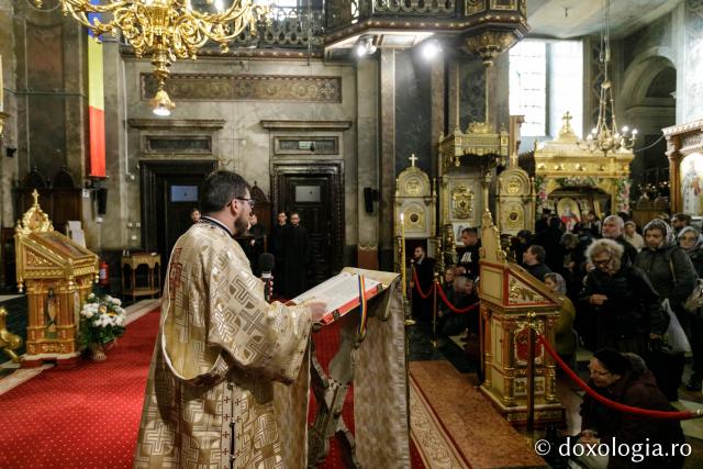 (Foto) Sfânta Liturghie în cea de-a cincea zi de pelerinaj la moaștele Sfinților Parascheva și Paisie (Foto) Sfânta Liturghie în cea de-a cincea zi de pelerinaj la moaștele Sfinților Parascheva și Paisie