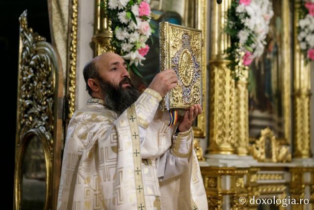 (Foto) Sfânta Liturghie în cea de-a cincea zi de pelerinaj la moaștele Sfinților Parascheva și Paisie (Foto) Sfânta Liturghie în cea de-a cincea zi de pelerinaj la moaștele Sfinților Parascheva și Paisie