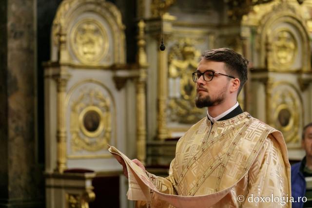 (Foto) Sfânta Liturghie în cea de-a cincea zi de pelerinaj la moaștele Sfinților Parascheva și Paisie (Foto) Sfânta Liturghie în cea de-a cincea zi de pelerinaj la moaștele Sfinților Parascheva și Paisie