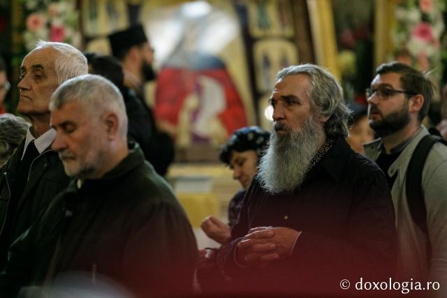 (Foto) Sfânta Liturghie în cea de-a cincea zi de pelerinaj la moaștele Sfinților Parascheva și Paisie (Foto) Sfânta Liturghie în cea de-a cincea zi de pelerinaj la moaștele Sfinților Parascheva și Paisie