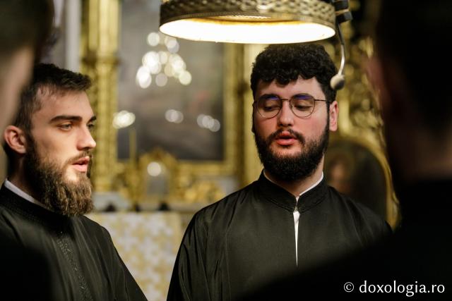 (Foto) Sfânta Liturghie în cea de-a cincea zi de pelerinaj la moaștele Sfinților Parascheva și Paisie (Foto) Sfânta Liturghie în cea de-a cincea zi de pelerinaj la moaștele Sfinților Parascheva și Paisie