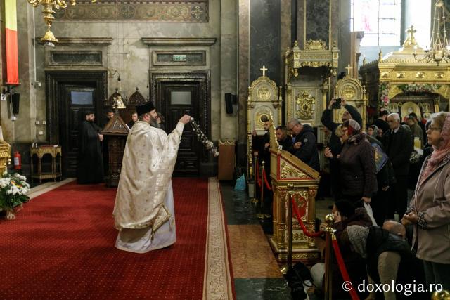 (Foto) Sfânta Liturghie în cea de-a cincea zi de pelerinaj la moaștele Sfinților Parascheva și Paisie (Foto) Sfânta Liturghie în cea de-a cincea zi de pelerinaj la moaștele Sfinților Parascheva și Paisie