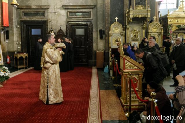 (Foto) Sfânta Liturghie în cea de-a cincea zi de pelerinaj la moaștele Sfinților Parascheva și Paisie (Foto) Sfânta Liturghie în cea de-a cincea zi de pelerinaj la moaștele Sfinților Parascheva și Paisie