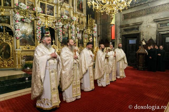 (Foto) Sfânta Liturghie în cea de-a cincea zi de pelerinaj la moaștele Sfinților Parascheva și Paisie