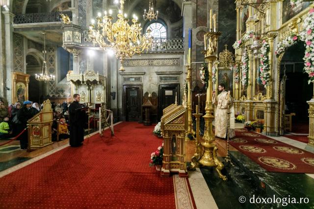(Foto) Sfânta Liturghie în cea de-a opta zi de pelerinaj la moaștele Sfinților Parascheva și Paisie