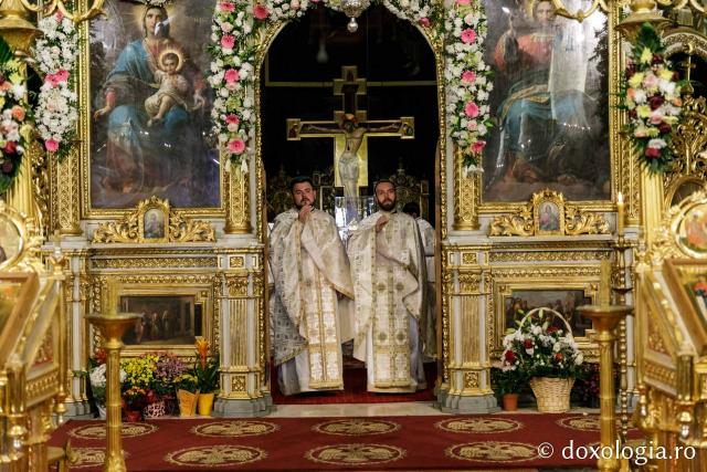 (Foto) Sfânta Liturghie în cea de-a opta zi de pelerinaj la moaștele Sfinților Parascheva și Paisie