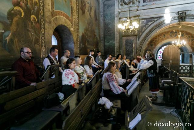 (Foto) Sfânta Liturghie din prima zi de pelerinaj la moaștele Sfinților Parascheva și Paisie