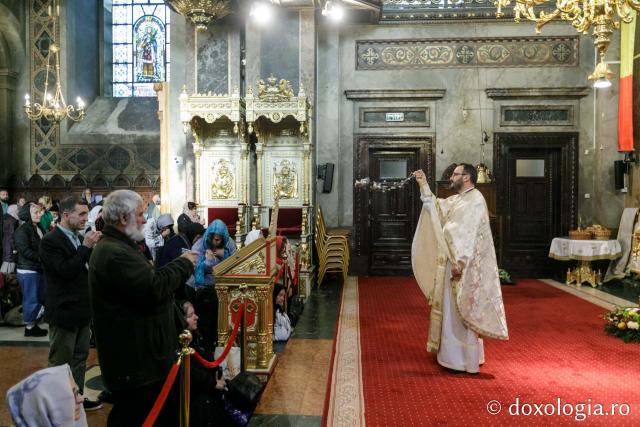 (Foto) Sfânta Liturghie din prima zi de pelerinaj la moaștele Sfinților Parascheva și Paisie