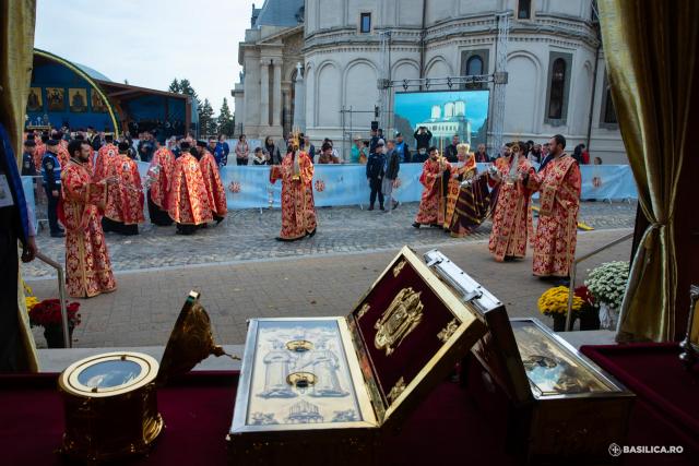 (Foto) Priveghere pentru Sfântul Mare Mucenic Dimitrie, Izvorâtorul de Mir, pe Dealul Patriarhiei – 2022