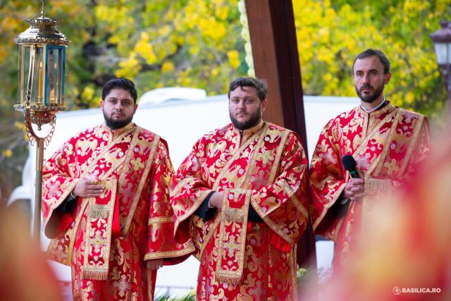 (Foto) Priveghere pentru Sfântul Mare Mucenic Dimitrie, Izvorâtorul de Mir, pe Dealul Patriarhiei – 2022