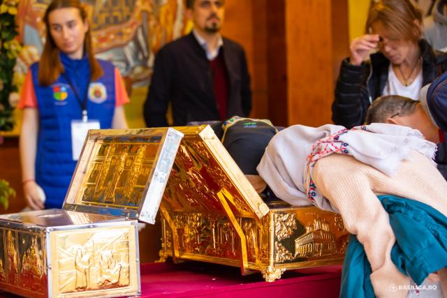 (Foto) Priveghere pentru Sfântul Mare Mucenic Dimitrie, Izvorâtorul de Mir, pe Dealul Patriarhiei – 2022