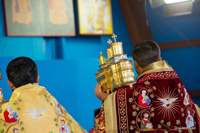 (Foto) Priveghere pentru Sfântul Mare Mucenic Dimitrie, Izvorâtorul de Mir, pe Dealul Patriarhiei – 2022