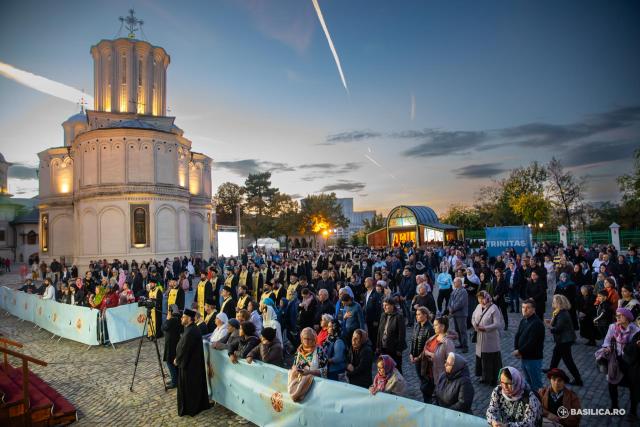 (Foto) Priveghere pentru Sfântul Mare Mucenic Dimitrie, Izvorâtorul de Mir, pe Dealul Patriarhiei – 2022