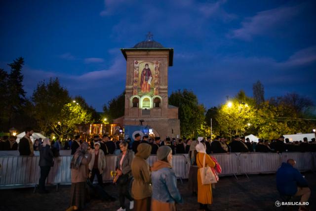 (Foto) Priveghere pentru Sfântul Mare Mucenic Dimitrie, Izvorâtorul de Mir, pe Dealul Patriarhiei – 2022