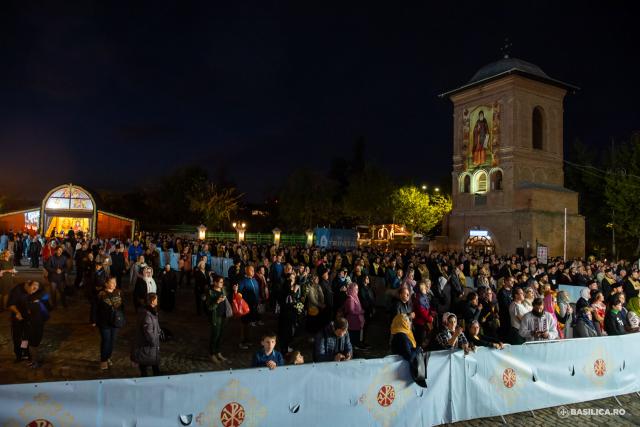 (Foto) Priveghere pentru Sfântul Mare Mucenic Dimitrie, Izvorâtorul de Mir, pe Dealul Patriarhiei – 2022