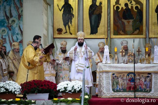 (Foto) „Bucură-te, Sfântă Parascheva, mult folositoare!” – Liturghie arhierească în cinstea Ocrotitoarei Moldovei, 2022   