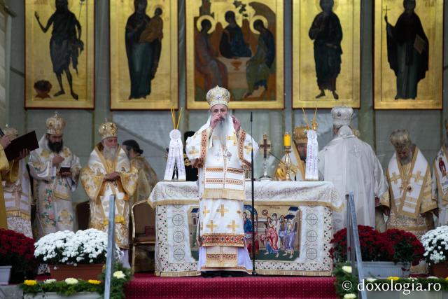 (Foto) „Bucură-te, Sfântă Parascheva, mult folositoare!” – Liturghie arhierească în cinstea Ocrotitoarei Moldovei, 2022   