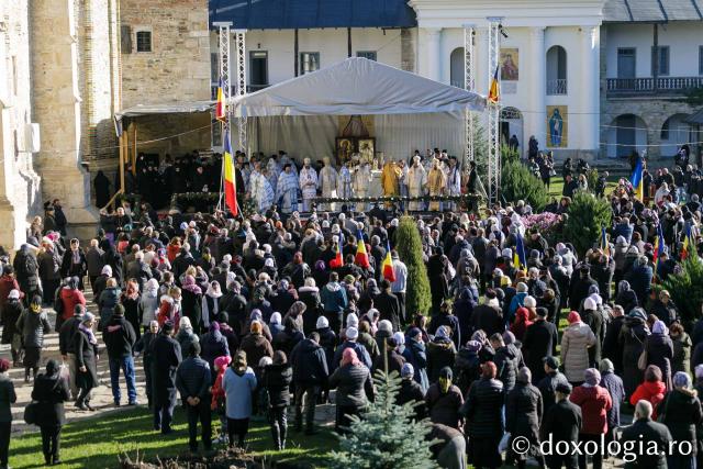 (Foto) Moment istoric în Lavra Neamțului – prăznuirea Sfântului Paisie, la 300 de ani de la naștere