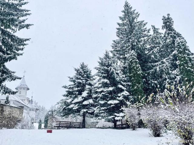 (Foto) Prima zăpadă la Mănăstirea Pângărați