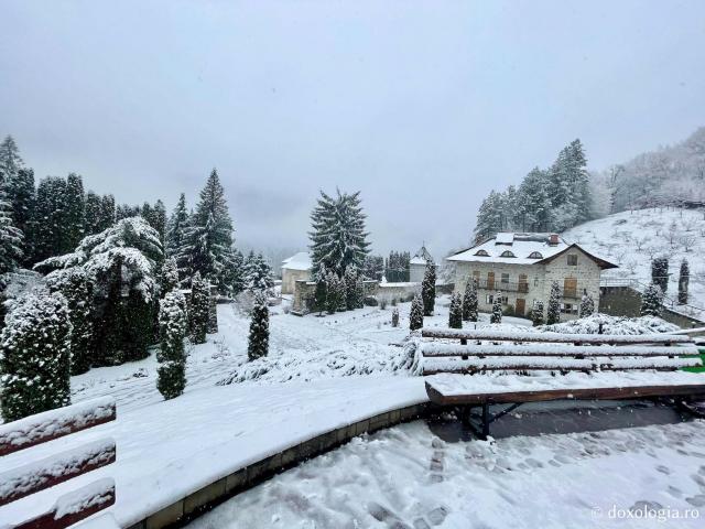 (Foto) Prima zăpadă la Mănăstirea Pângărați