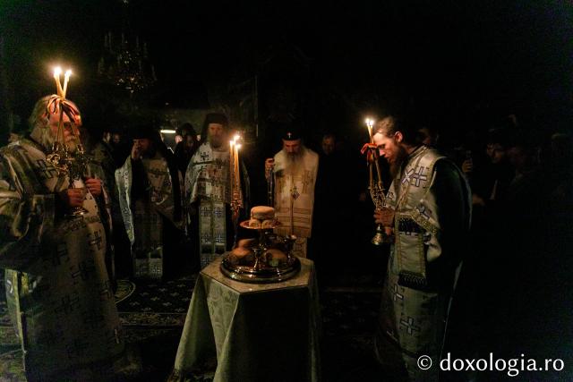 (Foto) Slujbă de Priveghere în cinstea Sfântului Cuvios Paisie Velicicovschi, la Mănăstirea Neamț