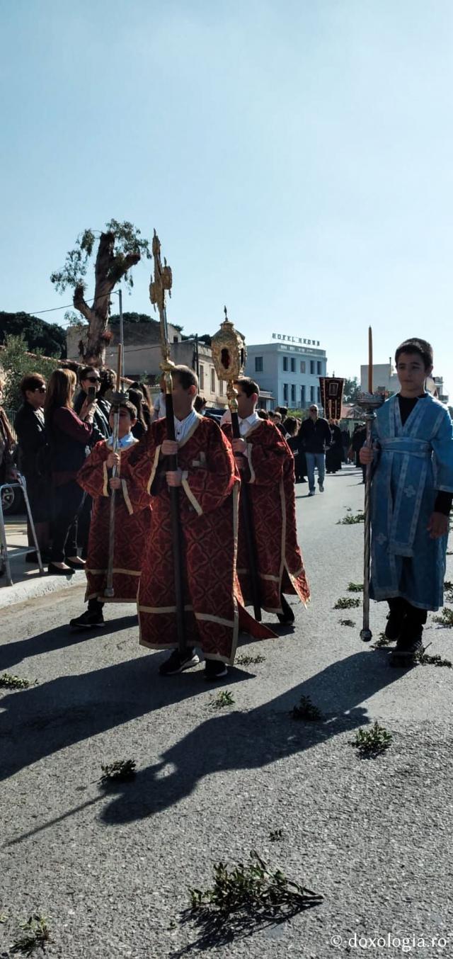(Foto) Procesiune cu moaștele Sfântului Ierarh Nectarie – Eghina, 2022
