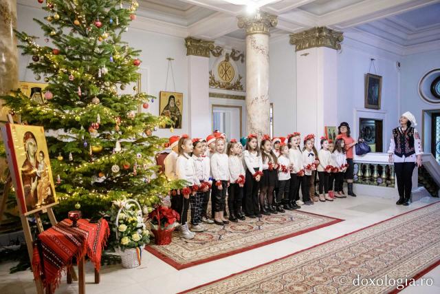 (Foto) Școala „Vasile Conta” Iași, clasele I A Prim și B Prim – Colindători la Reședința Mitropolitană 2022