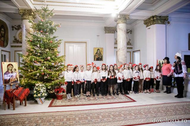 (Foto) Școala „Vasile Conta” Iași, clasele I A Prim și B Prim – Colindători la Reședința Mitropolitană 2022