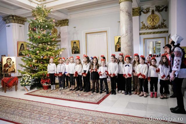 (Foto) Școala „Vasile Conta” Iași, clasele I A Prim și B Prim – Colindători la Reședința Mitropolitană 2022