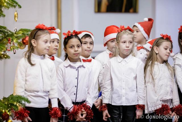 (Foto) Școala „Vasile Conta” Iași, clasele I A Prim și B Prim – Colindători la Reședința Mitropolitană 2022