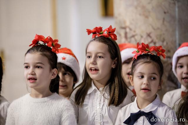 (Foto) Școala „Vasile Conta” Iași, clasele I A Prim și B Prim – Colindători la Reședința Mitropolitană 2022