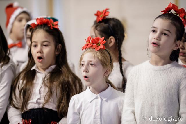 (Foto) Școala „Vasile Conta” Iași, clasele I A Prim și B Prim – Colindători la Reședința Mitropolitană 2022