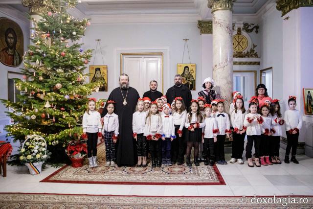 (Foto) Școala „Vasile Conta” Iași, clasele I A Prim și B Prim – Colindători la Reședința Mitropolitană 2022