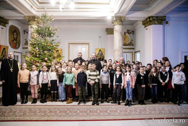 (Foto) Școala „Vasile Conta” Iași, clasele a III-a B Prim și a II-a A Prim – Colindători la Reședința Mitropolitană 2022
