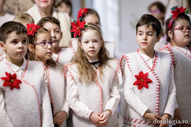 (Foto) Școala „Vasile Conta” Iași, clasele pregătitoare A Prim și B Prim – Colindători la Reședința Mitropolitană 2022