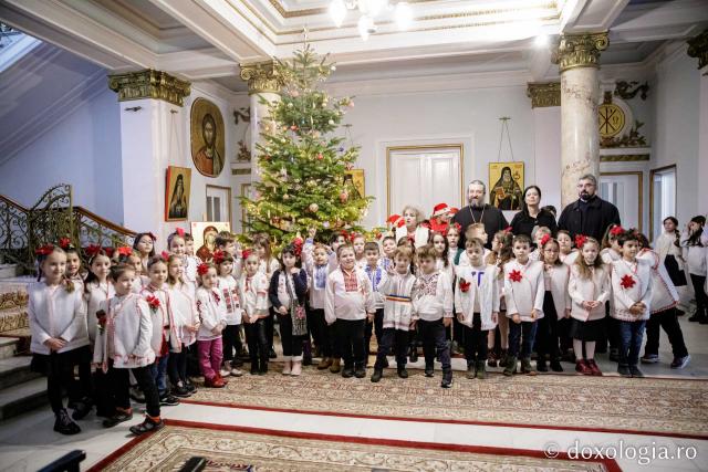 (Foto) Școala „Vasile Conta” Iași, clasele pregătitoare A Prim și B Prim – Colindători la Reședința Mitropolitană 2022