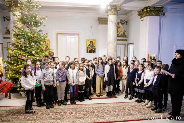 (Foto) Școala „Vasile Conta” Iași, clasele a II-a A și B – Colindători la Reședința Mitropolitană 2022