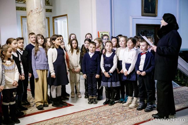 (Foto) Școala „Vasile Conta” Iași, clasele a II-a A și B – Colindători la Reședința Mitropolitană 2022