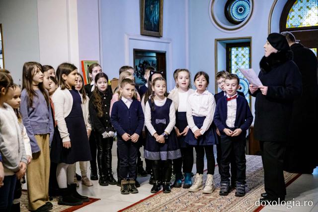 (Foto) Școala „Vasile Conta” Iași, clasele a II-a A și B – Colindători la Reședința Mitropolitană 2022