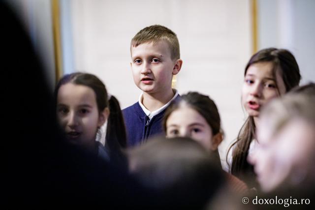 (Foto) Școala „Vasile Conta” Iași, clasele a II-a A și B – Colindători la Reședința Mitropolitană 2022