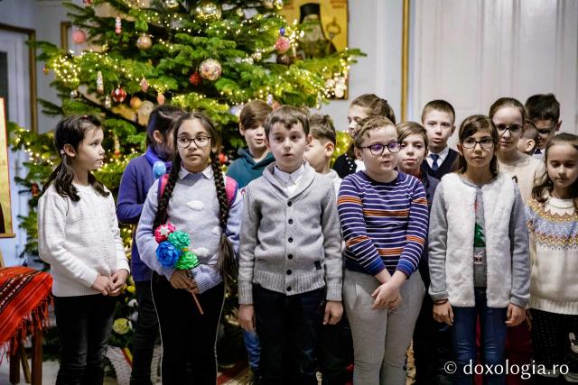 (Foto) Școala „Vasile Conta” Iași, clasele a II-a A și B – Colindători la Reședința Mitropolitană 2022