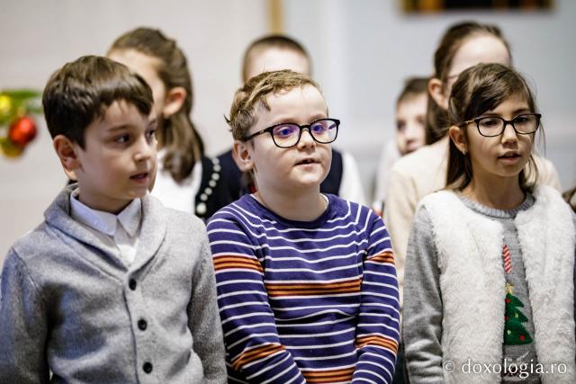 (Foto) Școala „Vasile Conta” Iași, clasele a II-a A și B – Colindători la Reședința Mitropolitană 2022
