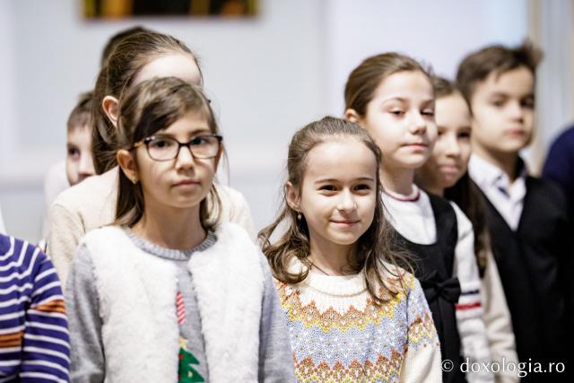 (Foto) Școala „Vasile Conta” Iași, clasele a II-a A și B – Colindători la Reședința Mitropolitană 2022