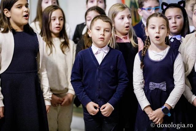 (Foto) Școala „Vasile Conta” Iași, clasele a II-a A și B – Colindători la Reședința Mitropolitană 2022