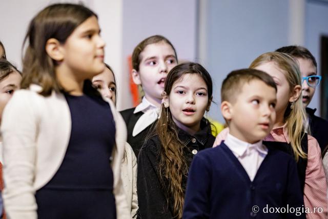 (Foto) Școala „Vasile Conta” Iași, clasele a II-a A și B – Colindători la Reședința Mitropolitană 2022