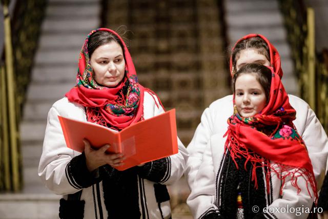 (Foto) Căminul Cultural Borca (Fărcașa) – Colindători la Reședința Mitropolitană 2022