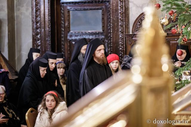 (Foto) Starețul Efrem al Mănăstirii Vatoped a slujit în Catedrala Sfintei Parascheva de la Iași
