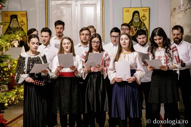 (Foto) Studenți Teologie Anul I - Pastorală și Asistență Socială – Colindători la Reședința Mitropolitană 2022